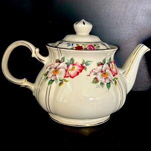 Sadler England Ivory, Gold-Trimmed Teapot